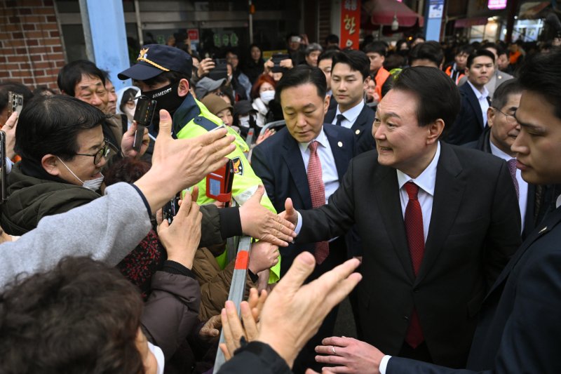 "의사들한테 지지 마시라" 울산 시민, 尹 격려했다