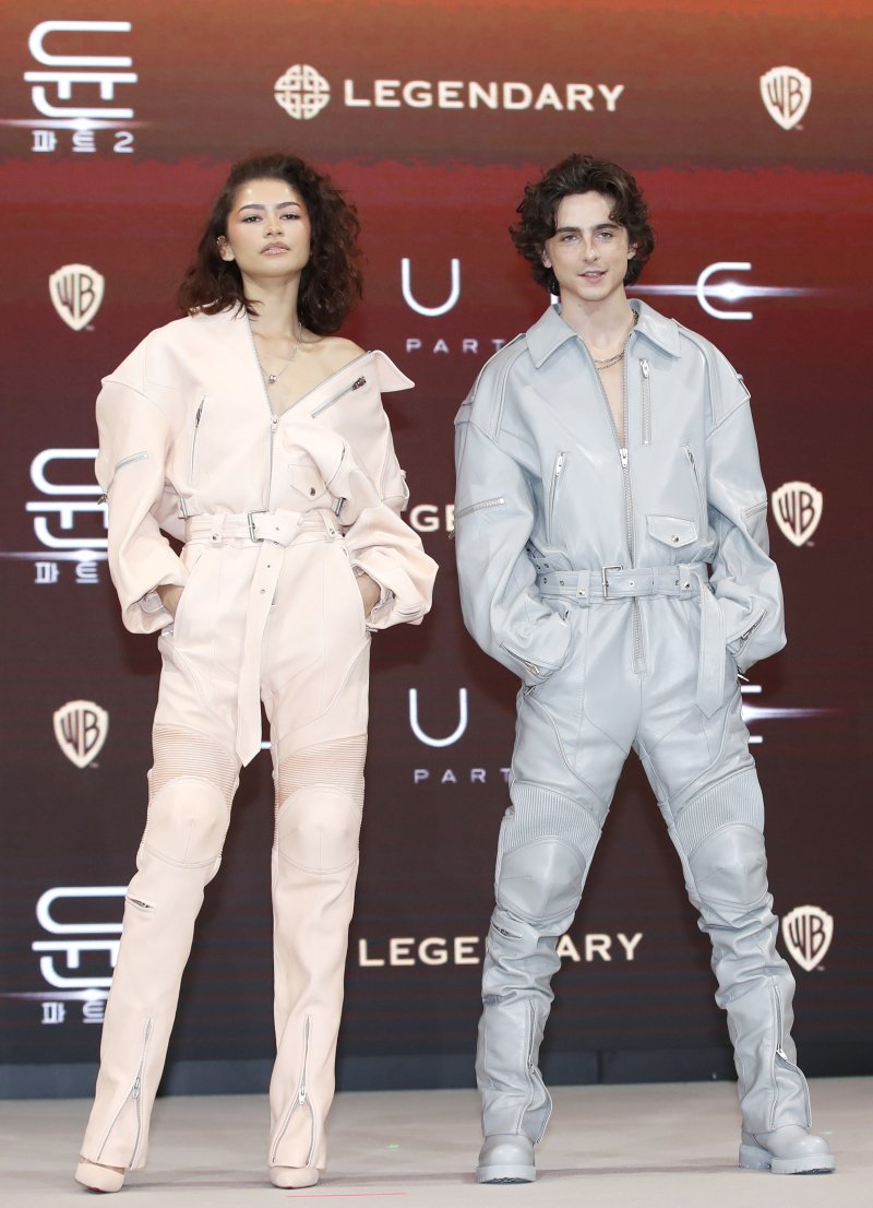 배우 젠데이아와 티모시 샬라메(오른쪽)가 21일 서울 영등포구 콘래드 서울 호텔에서 열린 영화 '듄: 파트2‘(감독 드니 빌뇌브) 내한 프레스 컨퍼런스에서 포즈를 취하고 있다. ⓒ News1 권현진 기자