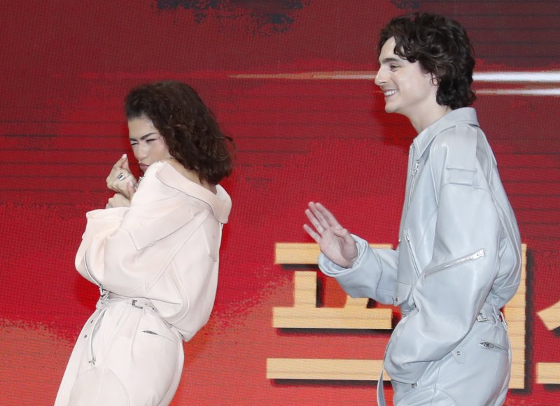 배우 젠데이아와 티모시 샬라메(오른쪽)가 21일 서울 영등포구 콘래드 서울 호텔에서 열린 영화 '듄: 파트2‘ 내한 프레스 컨퍼런스에서 인사를 하고 있다. ⓒ News1 권현진 기자