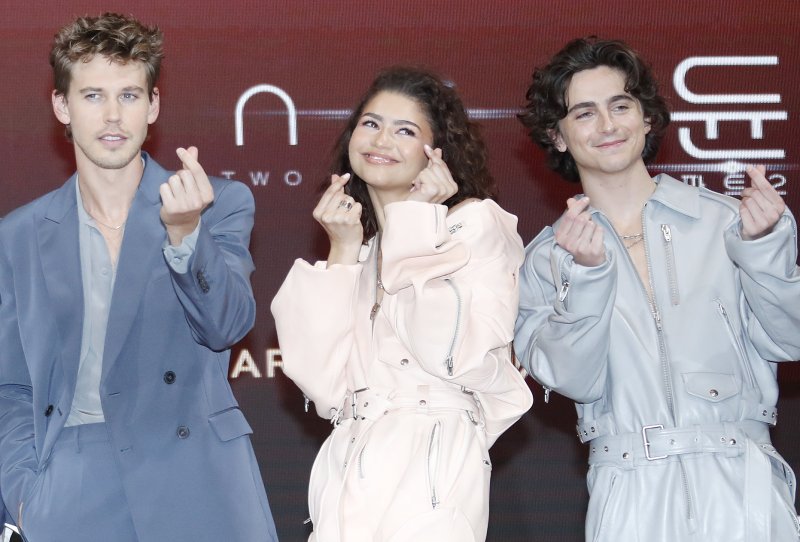 배우 오스틴 버틀러(왼쪽부터)와 젠데이아, 티모시 샬라메가 21일 서울 영등포구 콘래드 서울 호텔에서 열린 영화 '듄: 파트2‘(감독 드니 빌뇌브) 내한 프레스 컨퍼런스에서 하트를 그리고 있다. ⓒ News1 권현진 기자