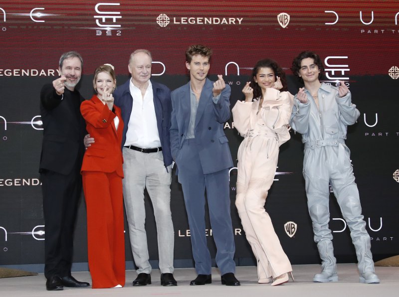 드니 빌뇌브 감독(왼쪽부터)과 타냐 라푸앵트 프로듀서, 배우 스텔란 스카스가드, 오스틴 버틀러, 젠데이아, 티모시 샬라메가 21일 서울 영등포구 콘래드 서울 호텔에서 열린 영화 '듄: 파트2‘ 내한 프레스 컨퍼런스에서 포즈를 취하고 있다. ⓒ News1 권현진 기자