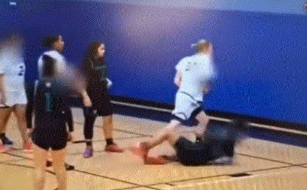 지난 8일 메사추세츠주(州)의 한 여고 농구팀 선수 중 3명이 자신을 여성이라고 ‘주장’하는 상대팀 선수(흰색 유니폼)와 경기를 하던 도중 부상을 입었다. 출처=엑스