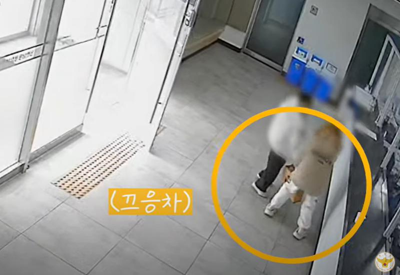 인천의 한 지구대를 찾은 어린이들이 함께 들고 있던 종이가방을 바닥에 내려놓고 있다./사진=유튜브 '경찰청' 캡처