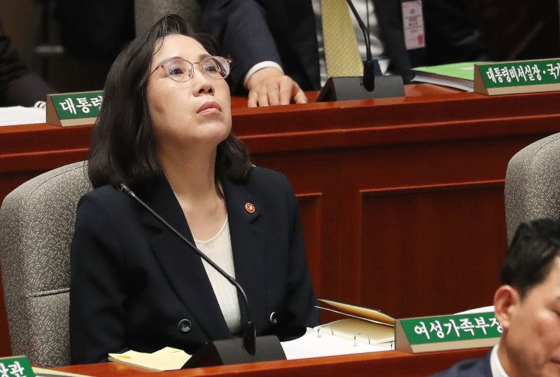 2023년 8월 30일 김현숙 당시 여성가족부 장관이 서울 여의도 국회에서 열린 예산결산특별위원회 전체회의에 출석해 생각에 잠겨있다. 사진=뉴스1