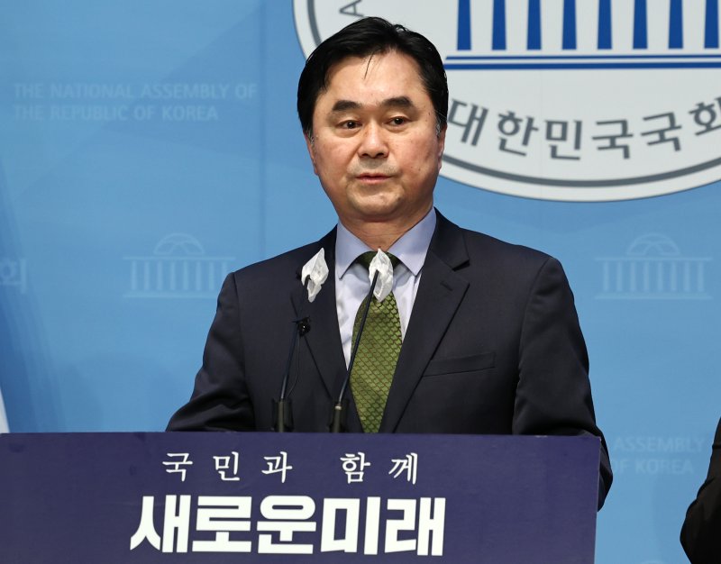 김종민 새로운미래 공동대표가 22일 오전 국회에서 3차 영입인재 발표 기자회견에 앞서 인사말을 하고 있다. 뉴스1