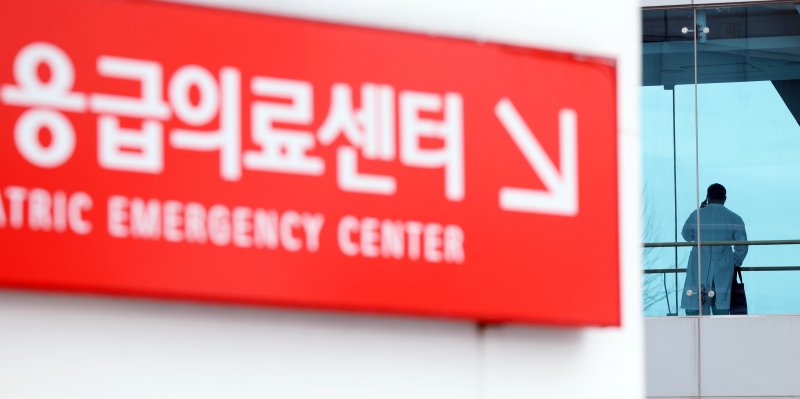 22일 오전 서울 시내 대학병원에서 한 의료진이 창 밖을 보며 전화 통화를 하고 있다. 뉴스1 제공
