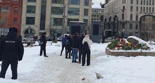 나발니 추모 공간 지켜보는 러시아 경찰들 (모스크바=연합뉴스) 최인영 특파원 = 17일(현지시간) 러시아 모스크바 류반카 광장의 솔로베츠키 기념비 앞에서 경찰들이 알렉세이 나발니를 추모하는 시민들을 지켜보고 있다. 2024.2.18 photo@yna.co.kr