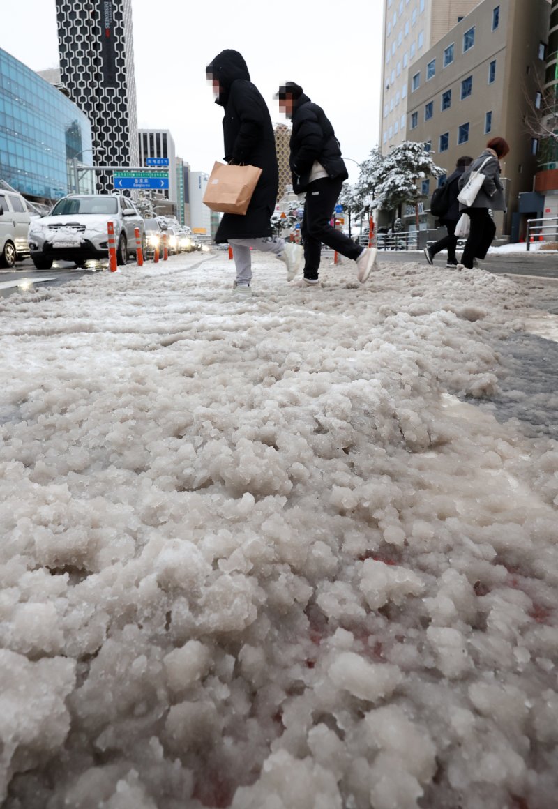 밤사이 전국에 눈이 많이 내린 22일 오전 서울 중구 도로에 쌓인 눈이 녹아내려 있다. 뉴시스
