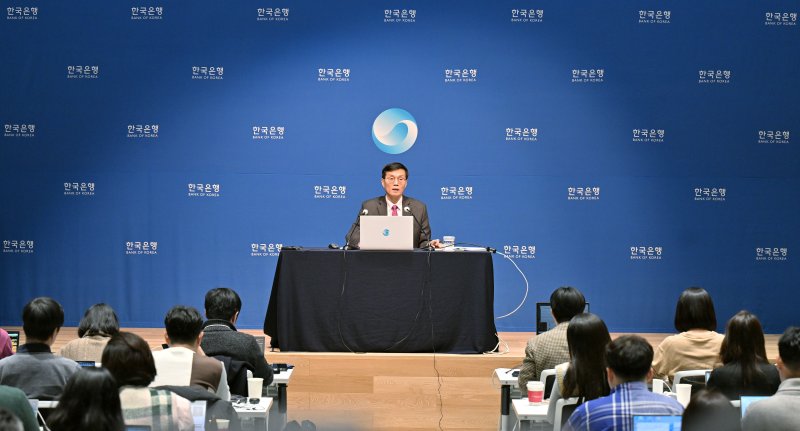 이창용 한국은행 총재가 22일 오전 서울 중구 한국은행에서 열린 기자간담회에서 통화정책방향을 설명하고 있다. 뉴스1.