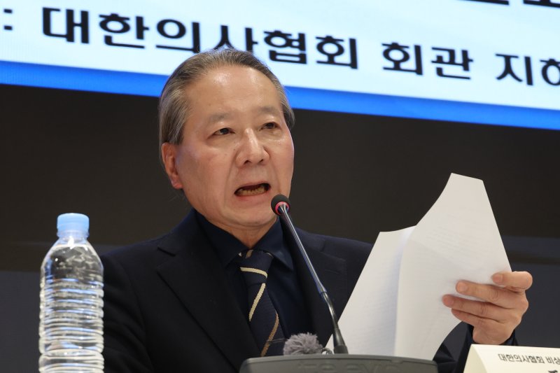 근무지 이탈 전공의 8000명 넘겨, 의대증원 醫&middot;政 대립 지속