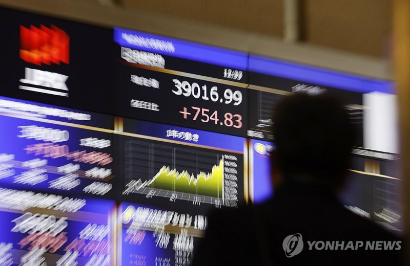 일본 증시, 거품경제 때 역대 최고가 34년여만에 경신 일본 증시, 거품경제 때 역대 최고가 34년여만에 경신 (도쿄 교도=연합뉴스) 일본 증시의 대표 주가지수인 닛케이225 평균주가(닛케이지수)가 22일 장중 사상 처음으로 39,000선을 넘어섰다. 이날 지수는 1989년 12월 29일 기록한 종전 사상 최고치를 약 34년 2개월만에 경신했다. 2024.2.22 evan@yna.co.kr (끝)