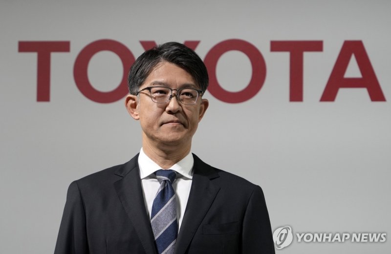 기자회견 중인 사토 고지 도요타자동차 사장 기자회견 중인 사토 고지 도요타 사장 (도쿄 EPA=연합뉴스) 사토 고지 일본 도요타자동차 사장이 13일 도쿄에서 기자회견하고 있다. 도요타의 자회사인 다이하쓰공업은 쇼이치로 오쿠다이라 회장이 품질인증 조작의 책임을 지고 3월 1일 물러나고, 이노우에 마사히로 신임 회장이 취임할 것이라고 밝혔다. 2024.02.13. kjw@yna.co.kr (끝)