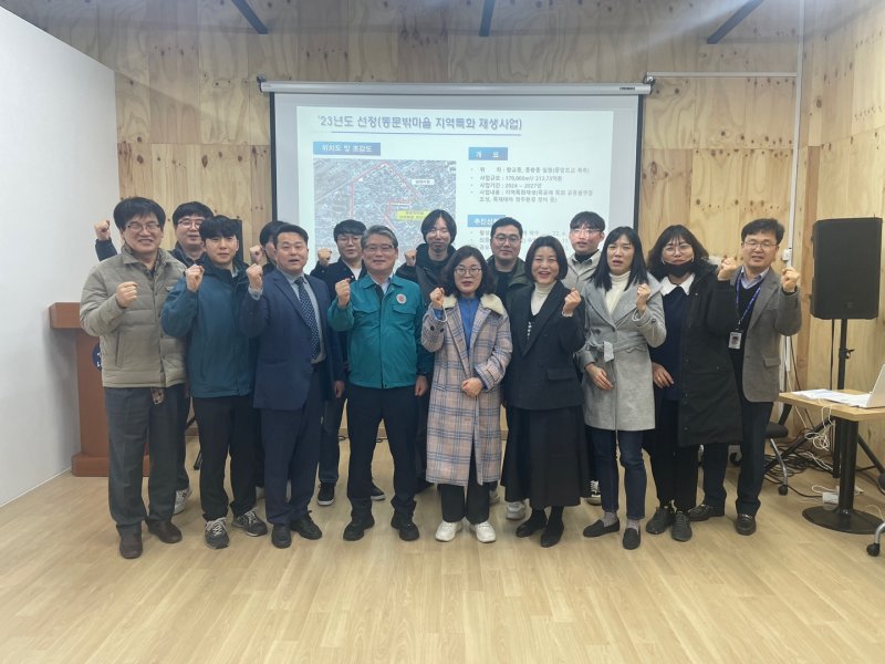 [남원=뉴시스] 임상규 전북도 행정부지사가 22일 남원시 터미널 주변 원도심 도시재생 사업지를 방문해 사업추진 상황을 점검한 후 관계자들과 기념촬영을 하고 있다. 2024.02.22 (사진= 전북자치도 제공) *재판매 및 DB 금지