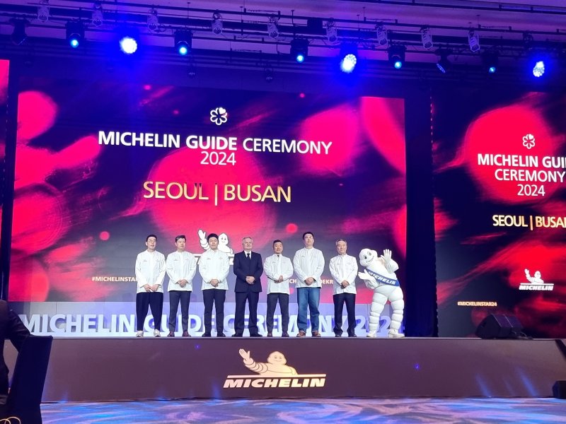 [부산=뉴시스] 구예지 기자=올해 처음 미쉐린 가이드 1스타 레스토랑에 선정된 곳의 셰프들이 사진을 찍고 있다. *재판매 및 DB 금지