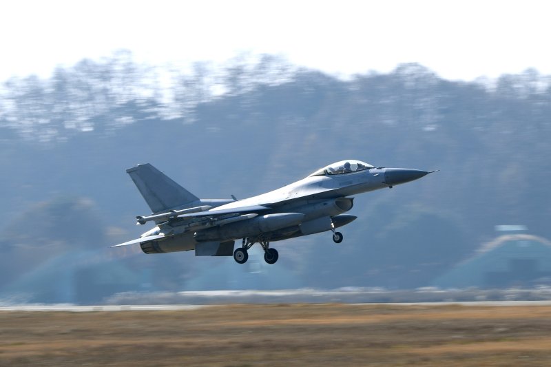 미공군 F-16 전투기 '연료통' 군산시 서해상 추락…"원인 조사 중"