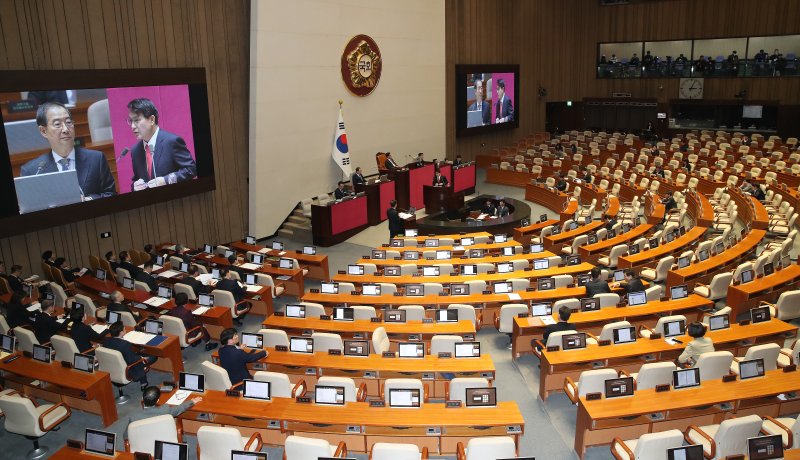 22일 오후 서울 여의도 국회에서 열린 제413국회(임시회) 제4차 본회의 정치·외교·통일·안보·교육·사회·문화에 관한 대정부질문에서 의원들과 국무위원들이 답변이 이어지는 가운데 의원들의 빈자리가 눈길을 끌고 있다. 뉴스1화상