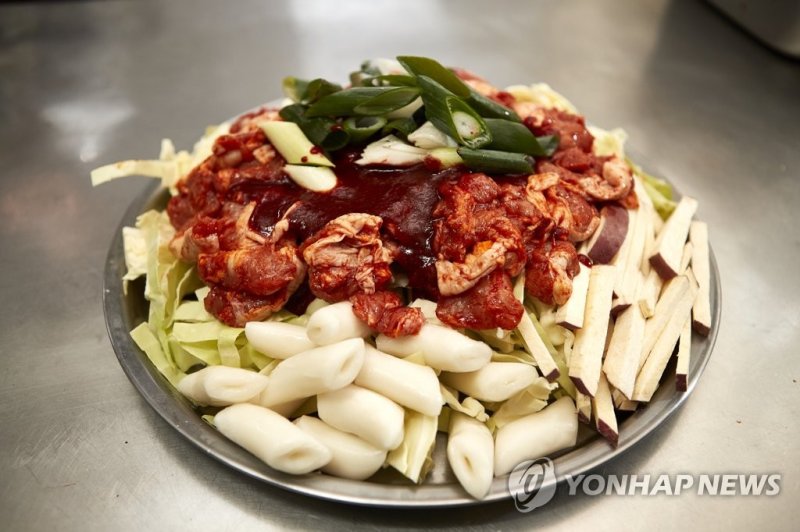 춘천닭갈비 춘천닭갈비 (춘천=연합뉴스) 임귀주 기자 = 닭갈비와 양념장, 구멍떡, 사리 등이 절묘하게 어울리는 춘천닭갈비. 2018.2.1 (끝)