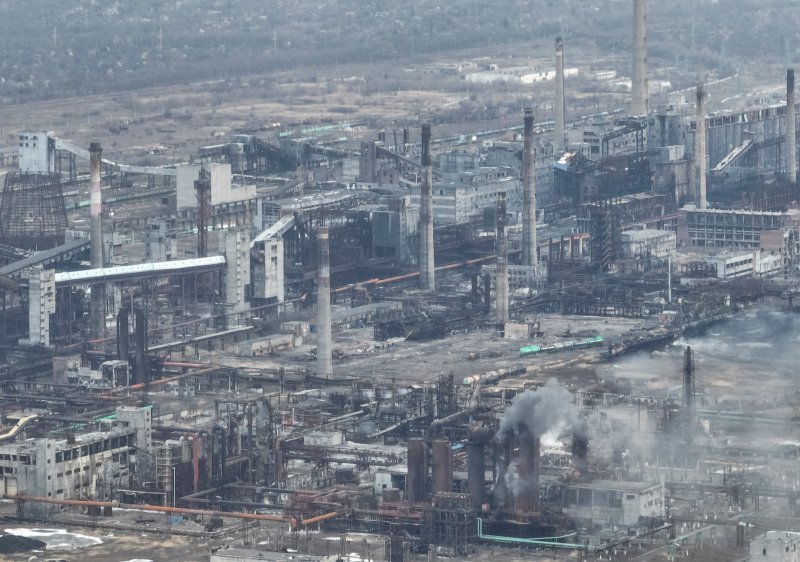 20일(현지시간) 우크라이나 도네츠크주 아우디우카의 코크스·화학 공장에서 연기가 피어오르고 있다.로이터연합뉴스