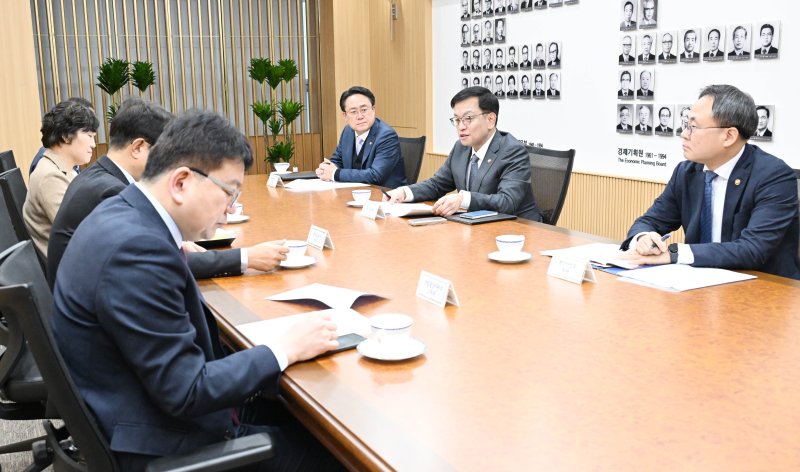 농축수산물 할인에 300억 투입… 유류세 인하 4월까지 연장