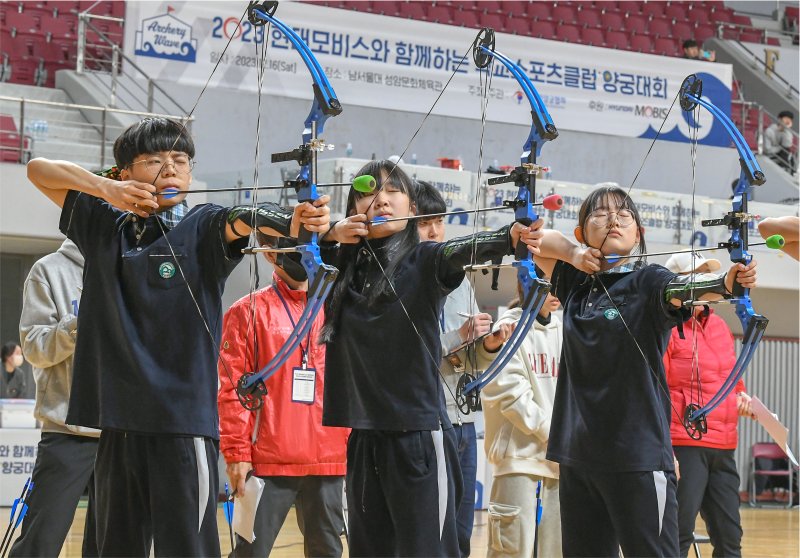 현대모비스가 지난해 12월 충남 천안 남서울대에서 개최한 '학교스포츠클럽 양궁대회'에서 참가 학생들이 활시위를 당기고 있다. 현대모비스 제공