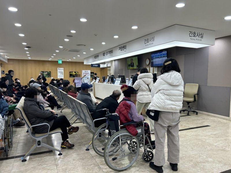 서울 종로구 서울대병원 암병원의 한 간호사실 앞에서 환자들이 대기하고 있다. 사진=강명연 기자