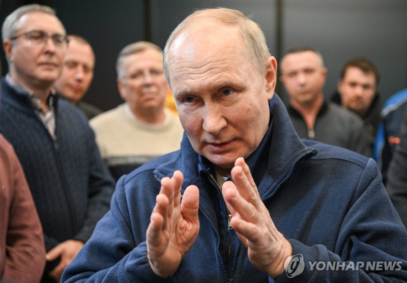 푸틴 러시아 대통령 RUSSIA, REPUBLIC OF TATARSTAN - FEBRUARY 22, 2024: Russia's President Vladimir Putin (C) visits a roadside service area of M12 Vostok Highway. Kristina Kormilitsyna/POOL/TASS