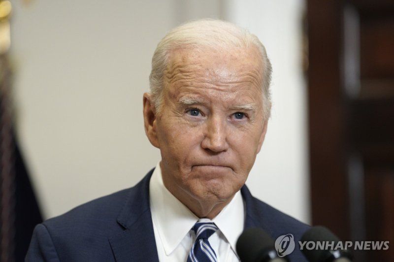 조 바이든 미국 대통령 epa11158972 US President Joe Biden delivers remarks on the reported death of Aleksei Navalny in the Roosevelt Room at the White House in Washington, DC, USA, 16 February 2024. US President Biden said 'Make no mistake, Putin is responsible for Navalny's death' during a press conference. 