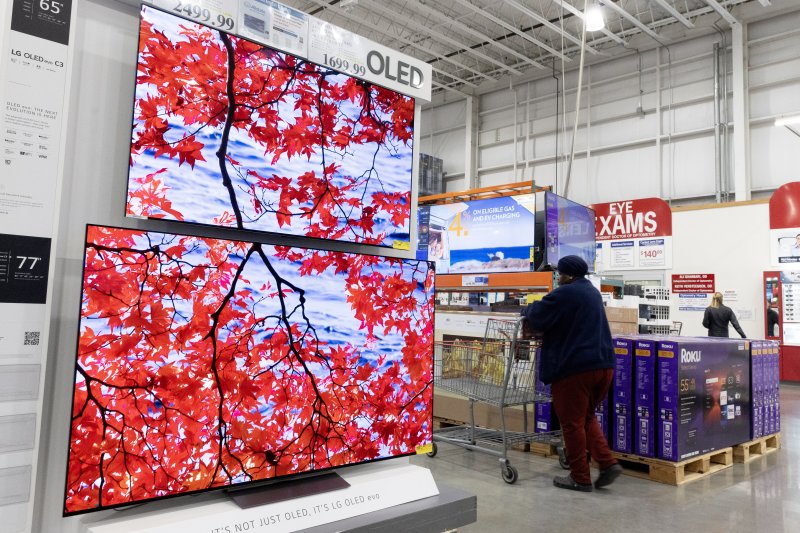 지난 2월22일(현지시간) 미국 워싱턴DC의 창고형 할인 매장에서 한 소비자가 TV 코너를 지나가고 있다.EPA연합뉴스