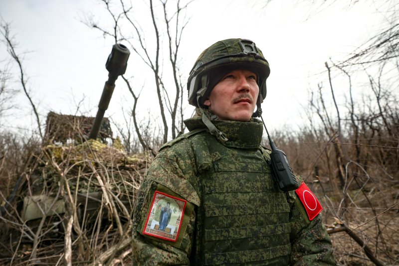 22일(현지시간) 우크라이나 도네츠크주 아우디우카 인근에서 러시아 병사가 자주포 포격을 준비하고 있다.타스연합뉴스