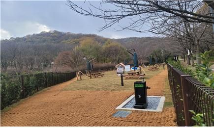 다음달 5일 문을 여는 인천 원적산공원 반려동물놀이터 전경. 인천시 인천대공원사업소 제공.