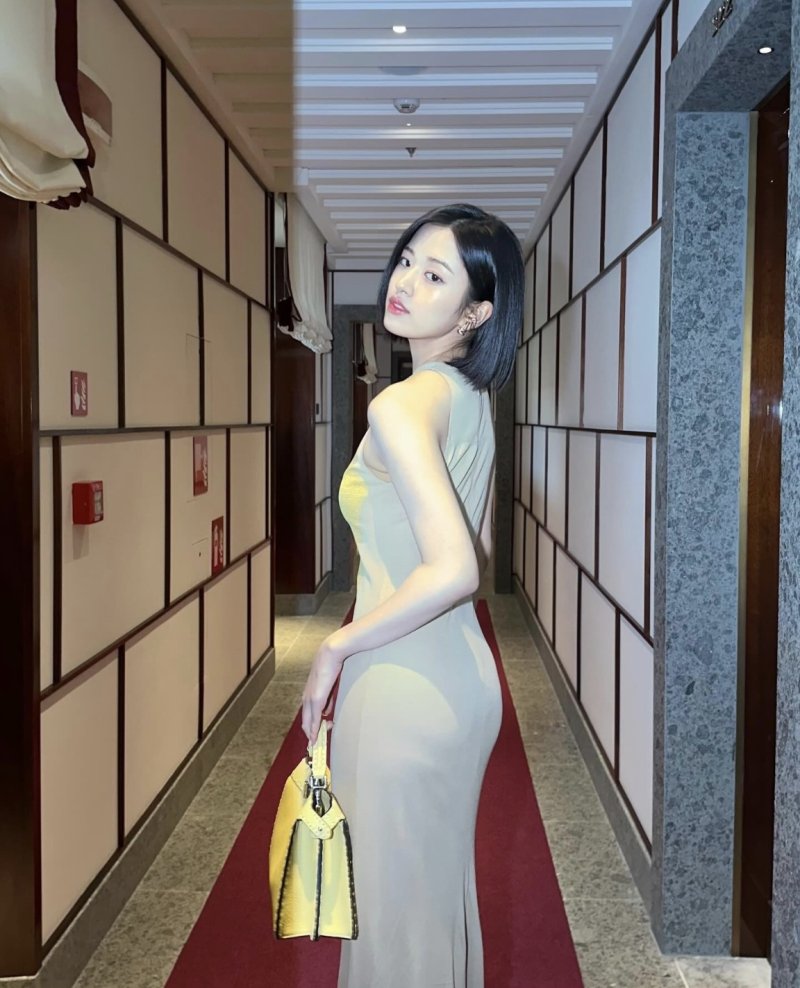 안유진 골반에 '나쁜 손'…팬들 분노 부른 패션 디렉터