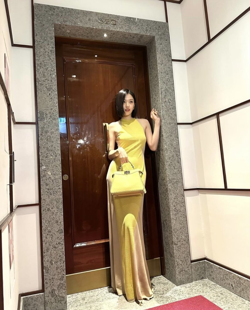 안유진 골반에 '나쁜 손'…팬들 분노 부른 패션 디렉터