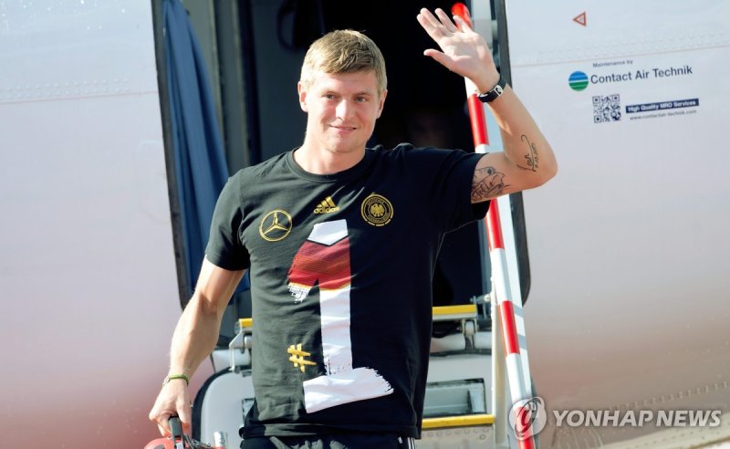 2014 브라질 월드컵 우승을 차지하고 독일로 귀국하는 토니 크로스 epa04317238 Germany's Toni Kroos arrives from Berlin at the airport in Munich, Germany, 15 July 2014. The German team won the Brazil 2014 FIFA Soccer World Cup final against Argentina by 1-0 on 13 July 2014, winning the world cup title for the fourth time after 
