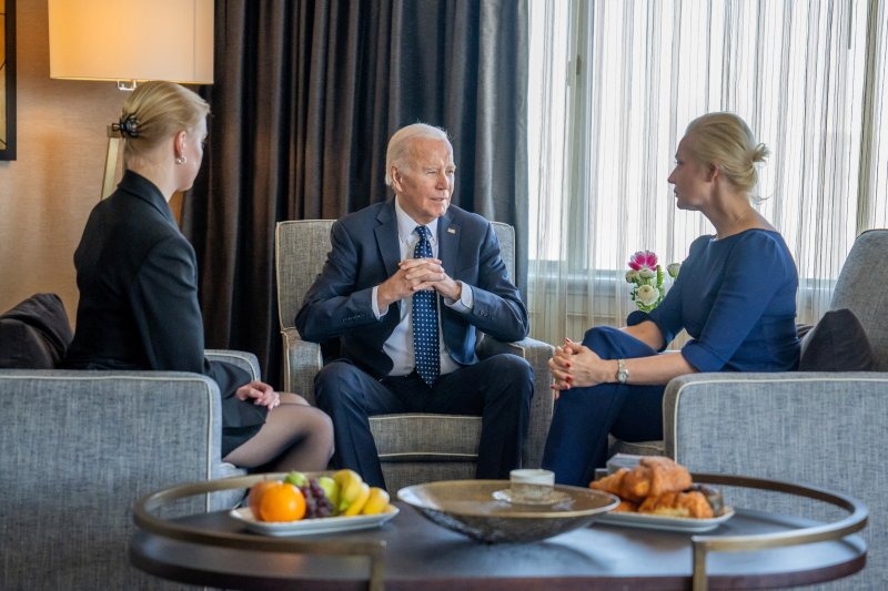 미국의 조 바이든 대통령(가운데)이 22일(현지시간) 미 캘리포니아주 샌프란시스코에서 러시아 야권 운동가 알렉세이 나발니의 아내인 율리아 나발나야(오른쪽)와 딸 다샤 나발나야를 만나 대화하고 있다.로이터연합뉴스