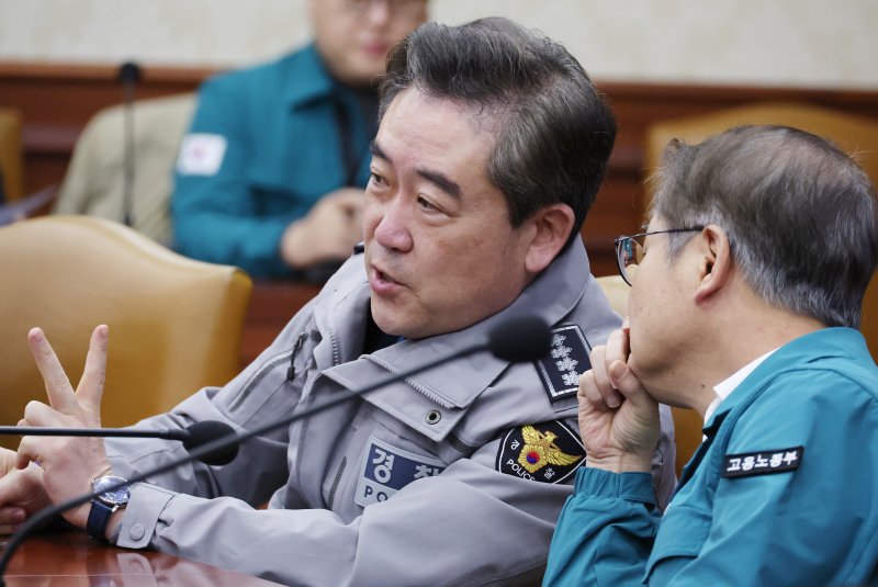 [서울=뉴시스] 김명원 기자 = 이정식 고용노동부 장관과 윤희근 경찰청장이 23일 오전 서울 종로구 정부서울청사에서 열린 의사집단행동 중앙재난안전대책본부(중대본) 회의에 참석해 대화하고 있다. 2024.02.23 kmx1105@newsis.com