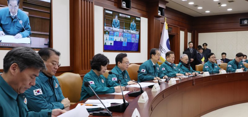 [서울=뉴시스] 김명원 기자 = 한덕수 국무총리가 23일 오전 서울 종로구 정부서울청사에서 열린 의사집단행동 중앙재난안전대책본부(중대본) 회의에 참석해 발언하고 있다. 2024.02.23. kmx1105@newsis.com