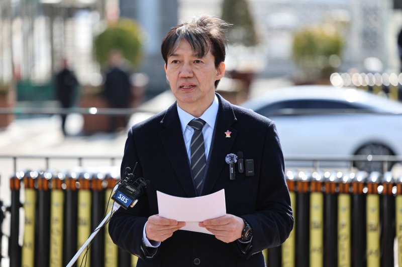 조국 전 법무부 장관이 23일 오후 서울 용산구 대통령실 앞에서 기자회견을 하고 있다. 사진=뉴시스화상