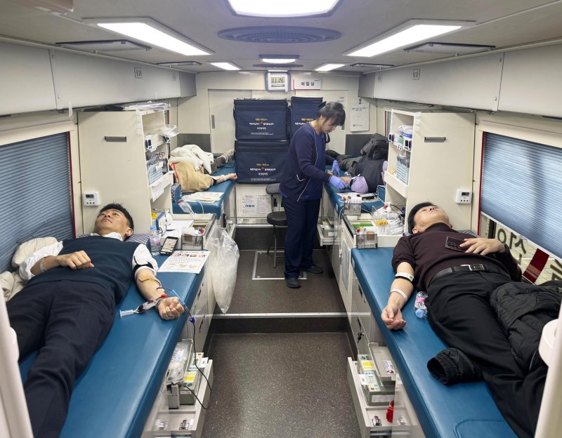 축산물품질평가원 정문 앞 헌혈버스에서 김준석 해양교통안전공단 이사장(오른쪽)이 노동조합 임원과 함께 헌혈에 동참하는 모습. /사진=뉴시스