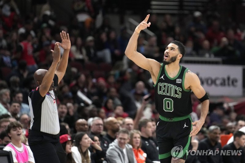 보스턴 제이슨 테이텀의 3점 슛 세리머니 Boston Celtics' Jayson Tatum (0) celebrates after his 3-point basket during the second half of an NBA basketball game against the Chicago Bulls, Thursday, Feb. 22, 2024, in Chicago. (AP Photo/Charles Rex Arbogast)