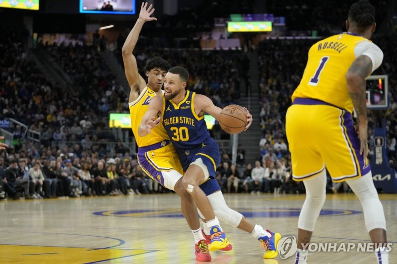 돌파하는 스테픈 커리(30번) Golden State Warriors guard Stephen Curry (30) drives to the basket against Los Angeles Lakers guard Max Christie, left, and guard D'Angelo Russell (1) during the second half of an NBA basketball game in San Francisco, Thursday, Feb. 22, 2024. (AP Photo/Jeff Chiu)