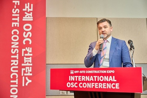 스텐 슈베데(Sten Schwede) 주한 에스토니아 대사가 ‘2024 코리아빌드’ 국제 OSC(Off-Site Construction) 컨퍼런스에서 축사를 하고 있다. /에스토니아 제공
