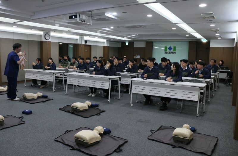지난 22일 서울 서초구 잠원동 한신공영 사옥에서 임직원 대상으로 재난대응교육이 진행되고 있다. 한신공영