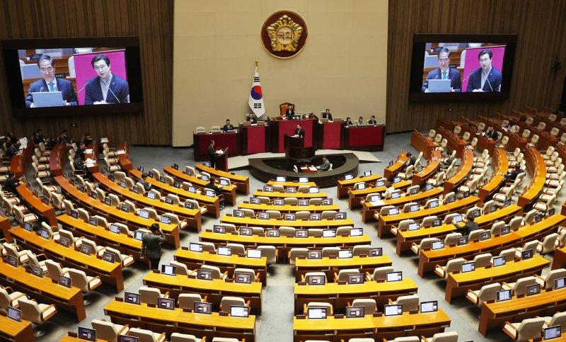 23일 오후 서울 여의도 국회에서 열린 제413회국회(임시회) 제5차 본회의 경제에 대한 대정부질문에 많은 의원들이 불참해 자리가 비어 있다. 뉴스1