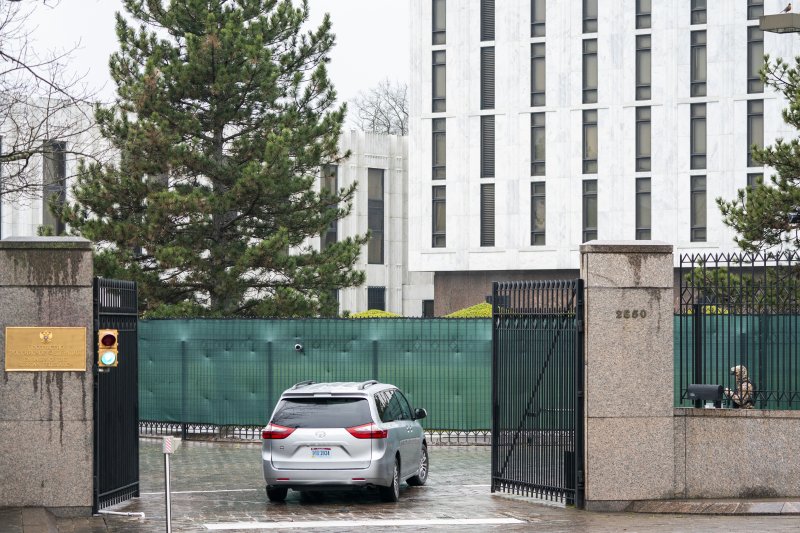 미국 조 바이든 행정부가 23일(현지시간) 반체제 인사 알렉세이 나발니 사망에 대한 책임을 물어 러시아에 대한 추가 제재를 단행했지만 우크라이나 전쟁 이후 최대 제재라는 행정부 자평과 달리 '속빈 강정'이라는 비판이 나오고 있다. 이날 워싱턴 러시아 대사관에 차량 한대가 진입하고 있다. EPA연합