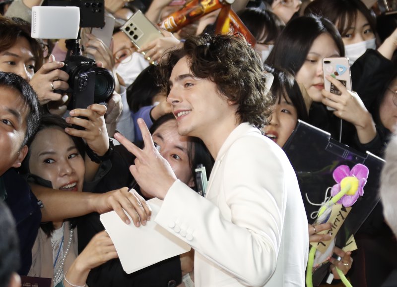 티모시 샬라메가 22일 서울 영등포구 타임스퀘어에서 열린 영화 '듄: 파트2'(감독 드니 빌뇌브) 레드카펫 행사에서 팬과 즐거운 시간을 보내고 있다. 2024.2.22/뉴스1 ⓒ News1 권현진 기자