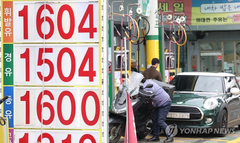 주유소 기름값 3주째 오름세 주유소 기름값 3주째 오름세 (서울=연합뉴스) 김성민 기자 = 국내 주유소 휘발유·경유 주간 평균 판매 가격이 3주째 올랐다. 17일 한국석유공사 유가정보시스템 오피넷에 따르면 2월 둘째 주(11∼15일) 전국 주유소 휘발유 평균 판매가는 직전 주보다 L당 13.2원 오른 1천609.5원이었다. 사진은 18일 오전 서울 시내 한 주유소의 모습. 2024.2.18 ksm7976@yna.co.kr (끝)
