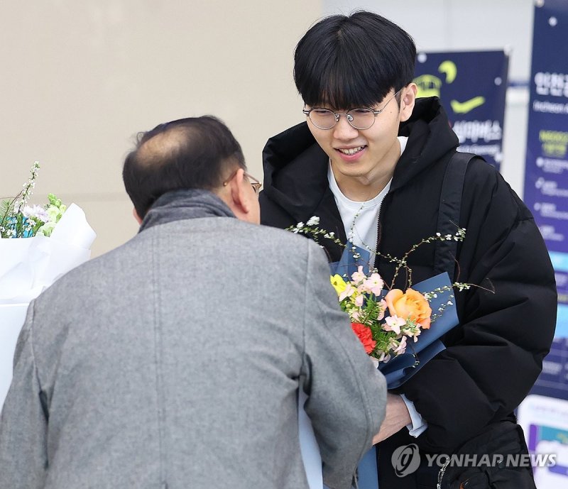 꽃다발 받는 신진서 9단 꽃다발 받는 신진서 9단 (영종도=연합뉴스) 김도훈 기자 = 중국 상하이에서 열린 제25회 농심신라면배 세계바둑최강전에서 한국의 대회 4연패를 견인한 신진서 9단이 24일 오후 인천국제공항 제2여객터미널을 통해 귀국해 팬으로부터 꽃다발을 받고 있다. 2024.2.24 superdoo82@yna.co.kr (끝)