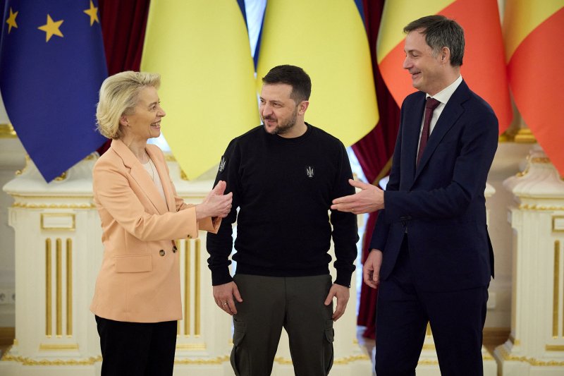우르줄라 폰데어라이엔(왼쪽) 유럽연합(EU) 집행위원장이 러시아의 우크라이나 침공 2주년이 되는 2월 24일(현지시간) 우크라이나 수도 키이우에서 볼로디미르 젤렌스키(가운데) 우크라이나 대통령, 알렉산더르 더크로 벨기에 총리와 대화하고 있다. 폰데어라이엔 집행위원장은 28일 러시아 압류자산으로 무기를 구매해 우크라이나에 지원하자고 제안했다. 로이터뉴스1