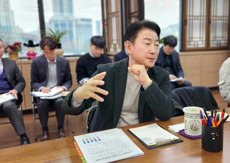 김동근 의정부시장이 재정위기 타개를 위한 향후 시정계획을 밝히고 있다. 사진=노진균 기자