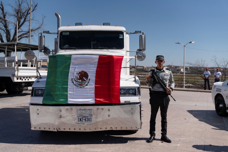 한 트럭에 부착된 멕시코 국기. 로이터뉴스1